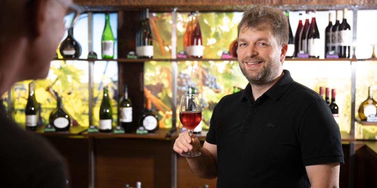 Spundloch- Das Hotel & Weinrestaurant Veitshochheim Bagian luar foto