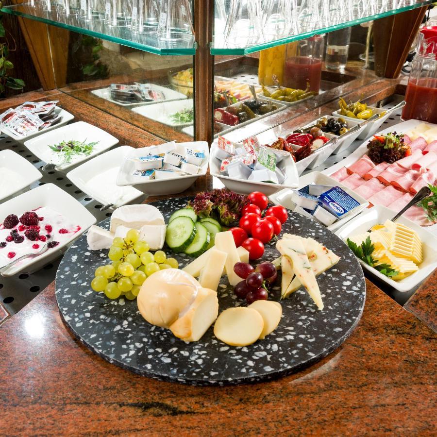 Spundloch- Das Hotel & Weinrestaurant Veitshochheim Bagian luar foto